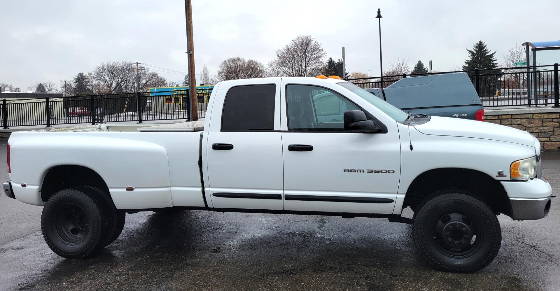 2005 White /Black Dodge Ram 3500 SLT (3D7LS38C85G) with an 5.9L I6 24V Cummins engine, 6 Speed Manual transmission, located at 450 N Russell, Missoula, MT, 59801, (406) 543-6600, 46.874496, -114.017433 - 4 Wheel Drive. One Ton Dually. Long Box. 6 Speed Manual Transmission. Has a lot of miles but runs amazingly. Air Cruise. Tilt. Power Windows and Locks. Power Drivers Seat. AM FM CD XM. 1 Owner. Clean Carfax. There is no financing options on this vehicle. - Photo#4